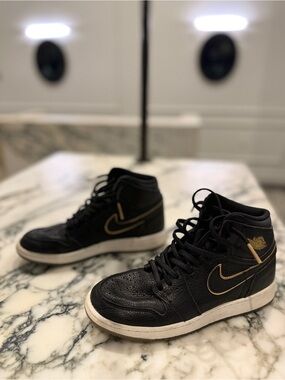 NIKE Air Jordan 1 Mid Black & Gold Sneakers Youth 6Y / Women’s 7